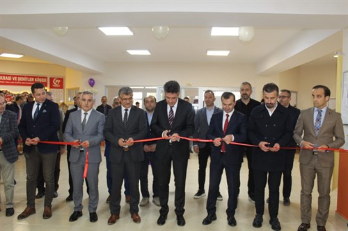 Kaymakamımız Avni Kula, Gazi MTAL Tarafından Düzenlenen TÜBİTAK 4006 Bilim Fuarı'nın Açılışına Katıldı 